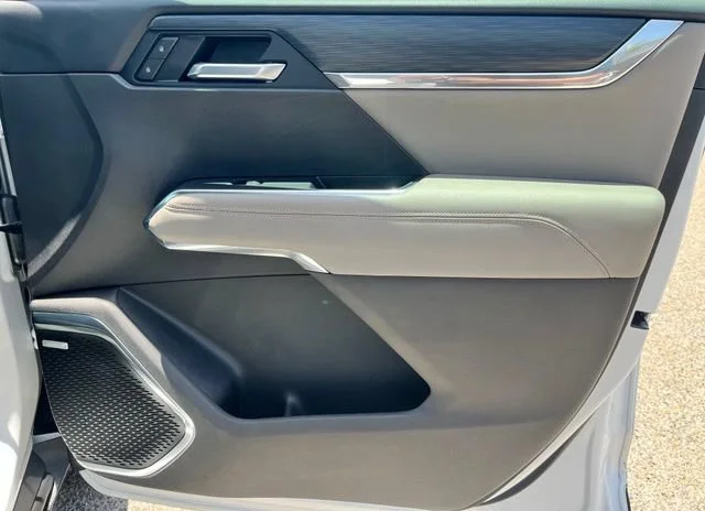 Used 2025 Summit White GMC Elevation image 28