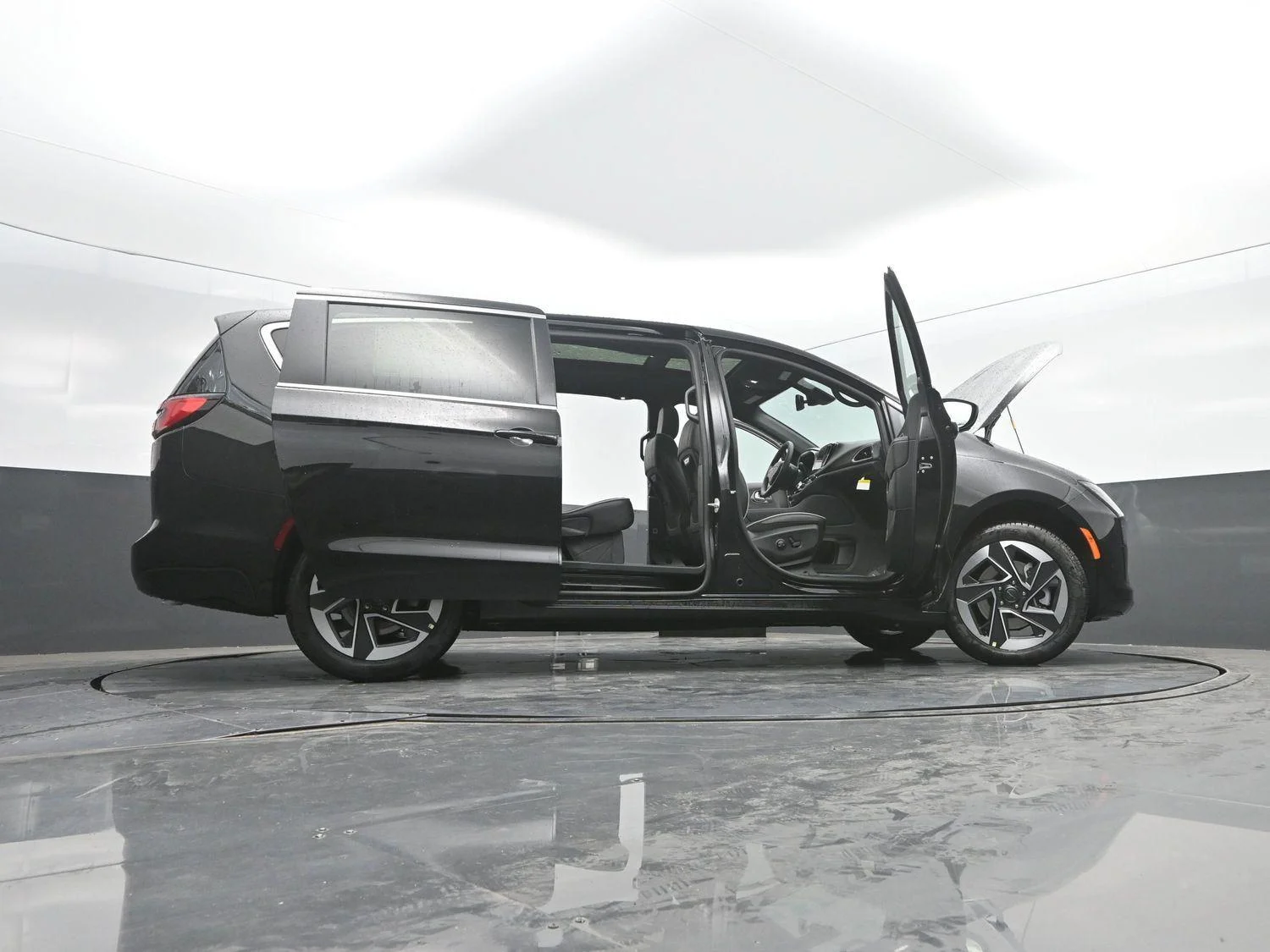 New 2027 Diamond Black Crystal Pearl-Coat Exterior Paint Chrysler Limited image 54
