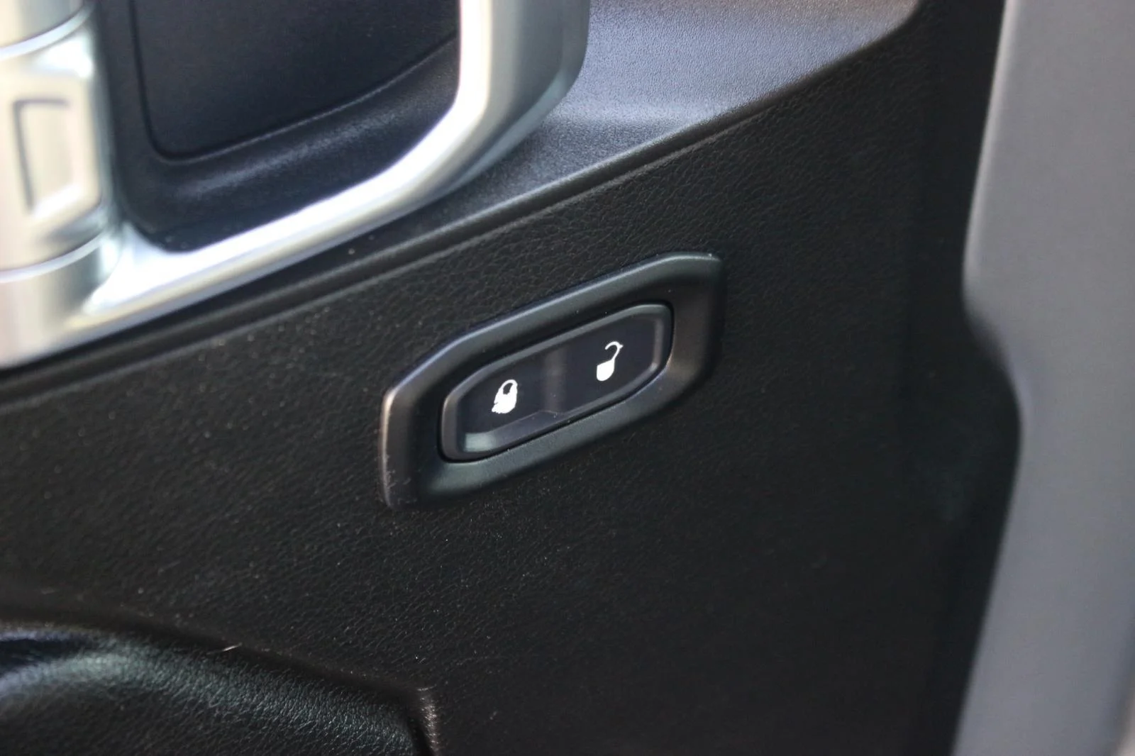 Used 2020 Silver Jeep Sport S image 14