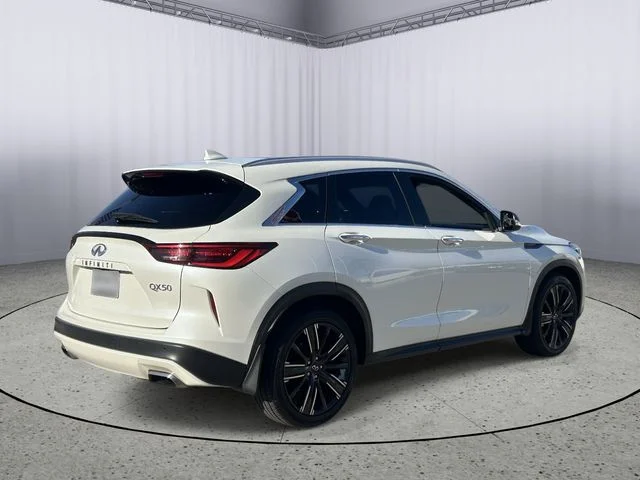 Used 2022 Majestic White INFINITI Luxe image 9