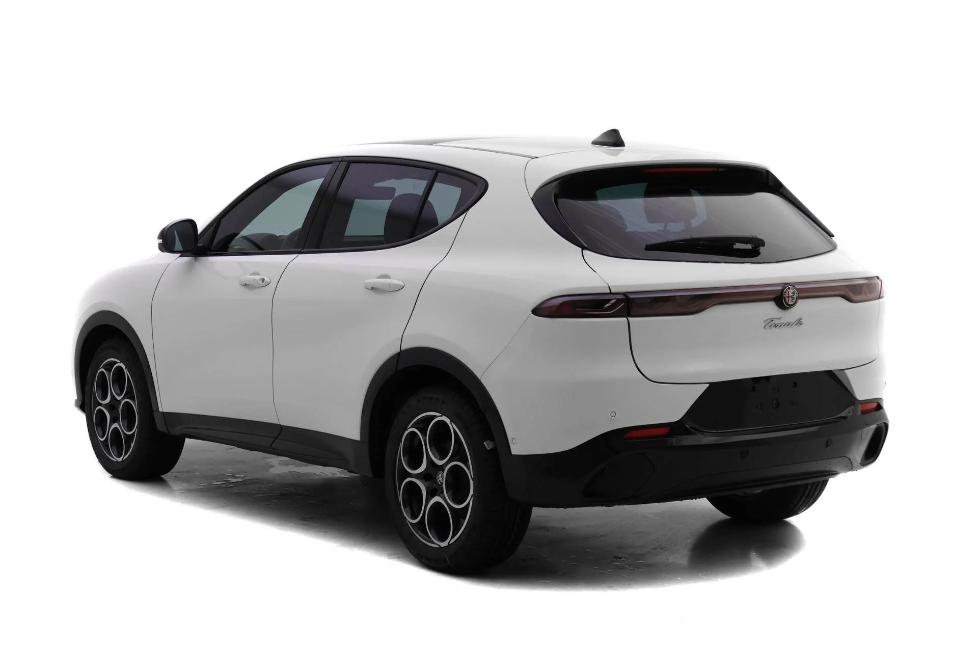 New 2025 Milano White Exterior Paint Alfa Romeo  image 5