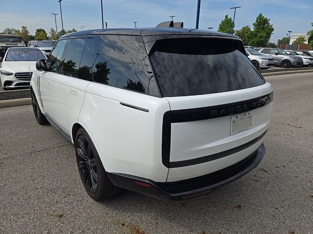 Used 2024 Icy White SV Bespoke Special Effect Gloss Land Rover Autobiography image 7
