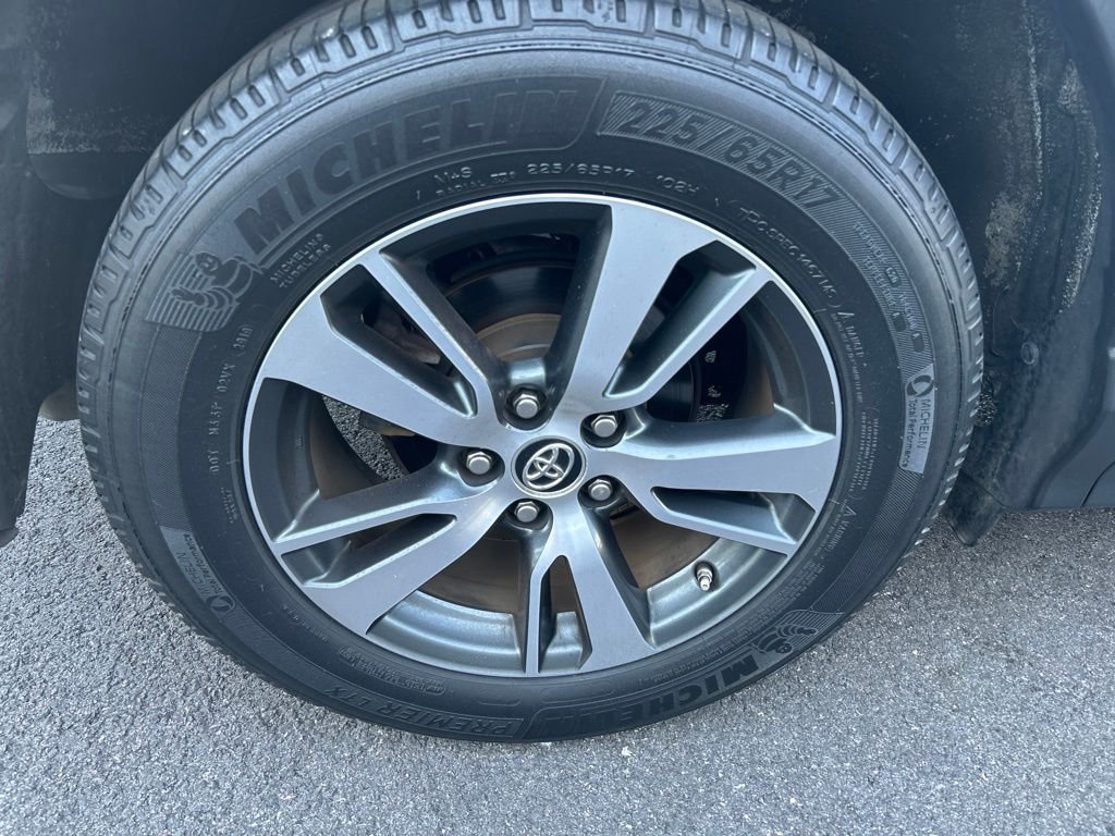 Used 2017 White Toyota XLE image 4