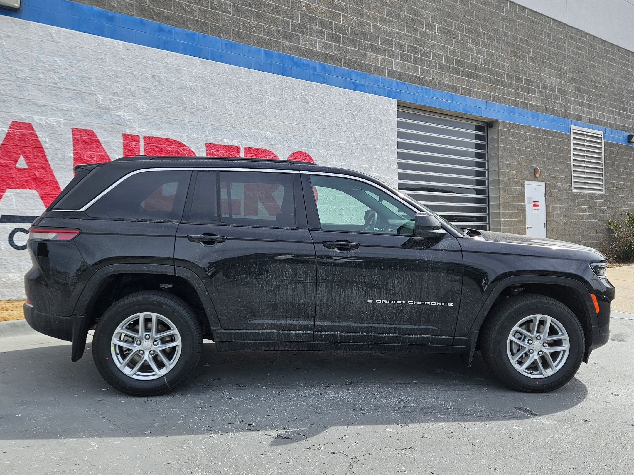 New 2026 Diamond Black Crystal Pearl-Coat Exterior Paint Jeep Laredo X image 8
