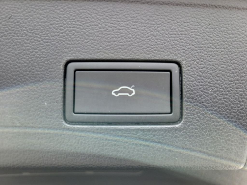 Certified Used 2024  Volkswagen 2.0T SE w/Technology image 7