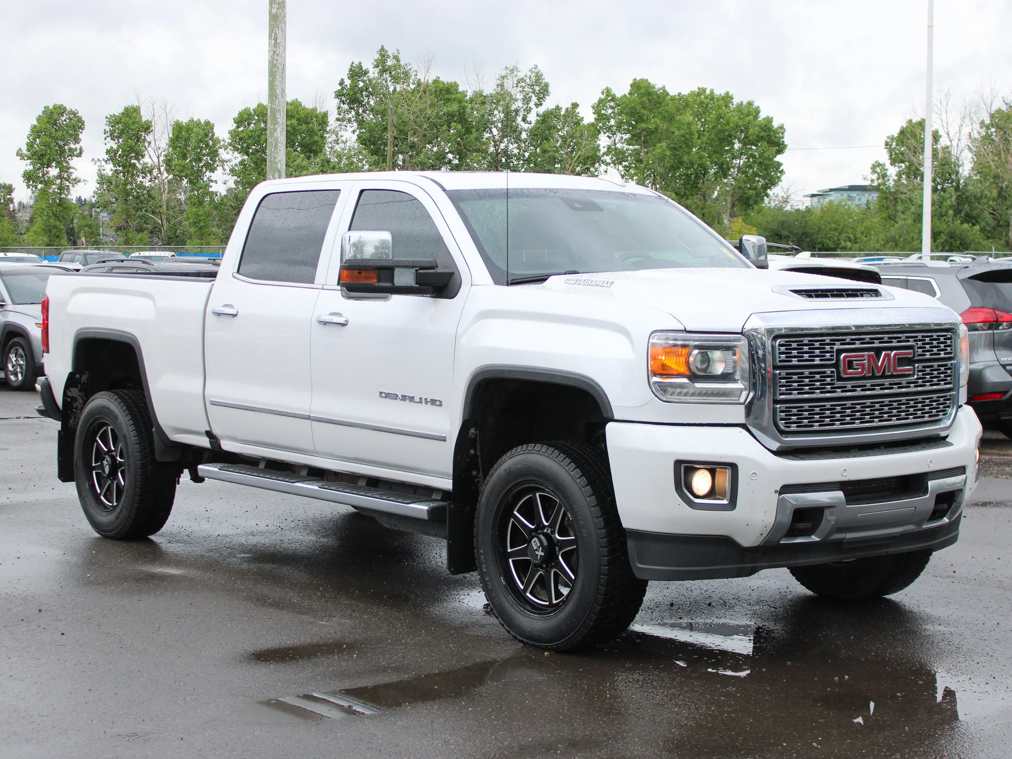Used 2019 White GMC Denali * Diesel | 5th Wheel/Gooseneck Prep | Heated/Vented Leather | Sunroof | Remote Start image 8
