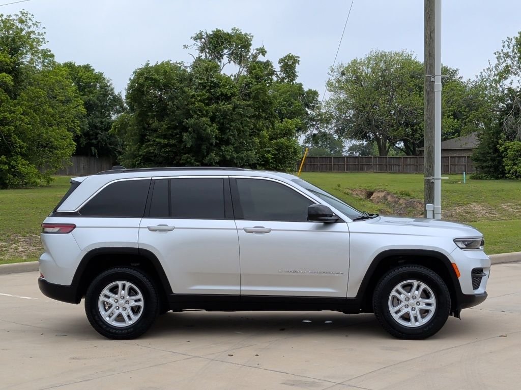 Used 2025 Silver Jeep Laredo image 9