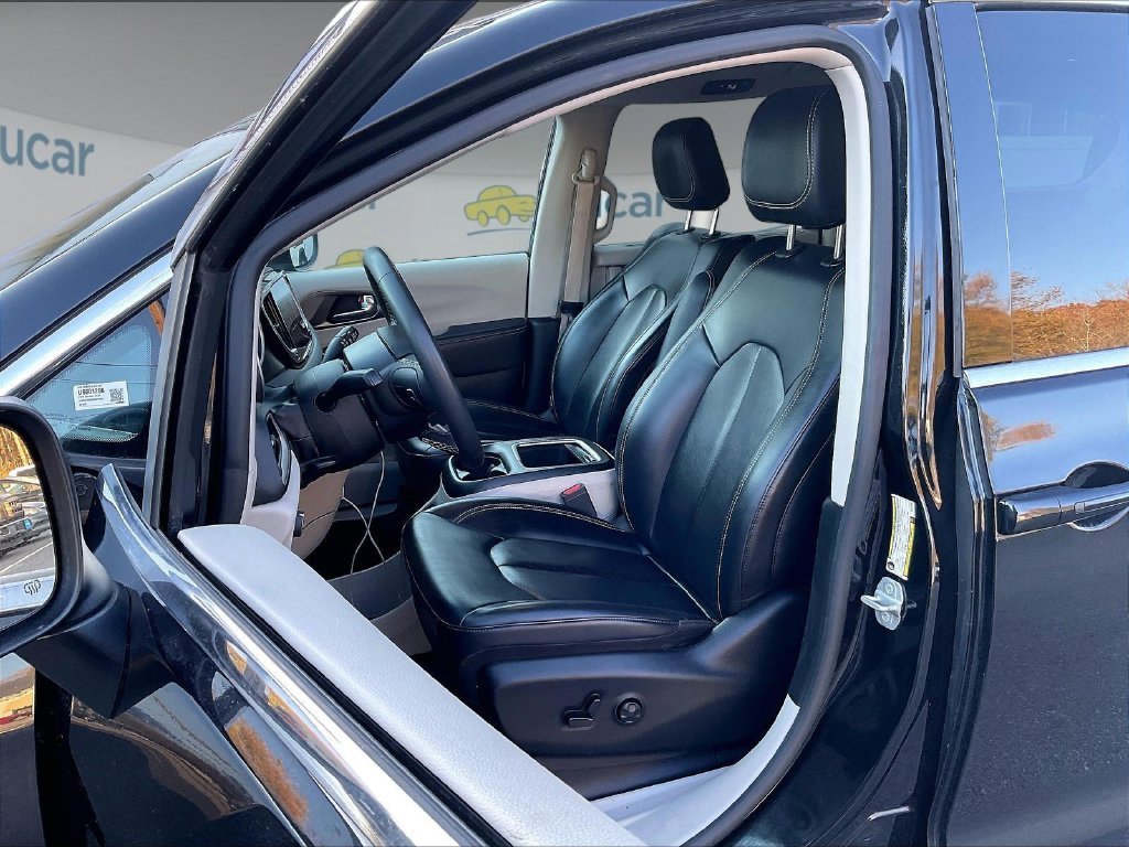 Used 2023 Black Chrysler Touring L image 10