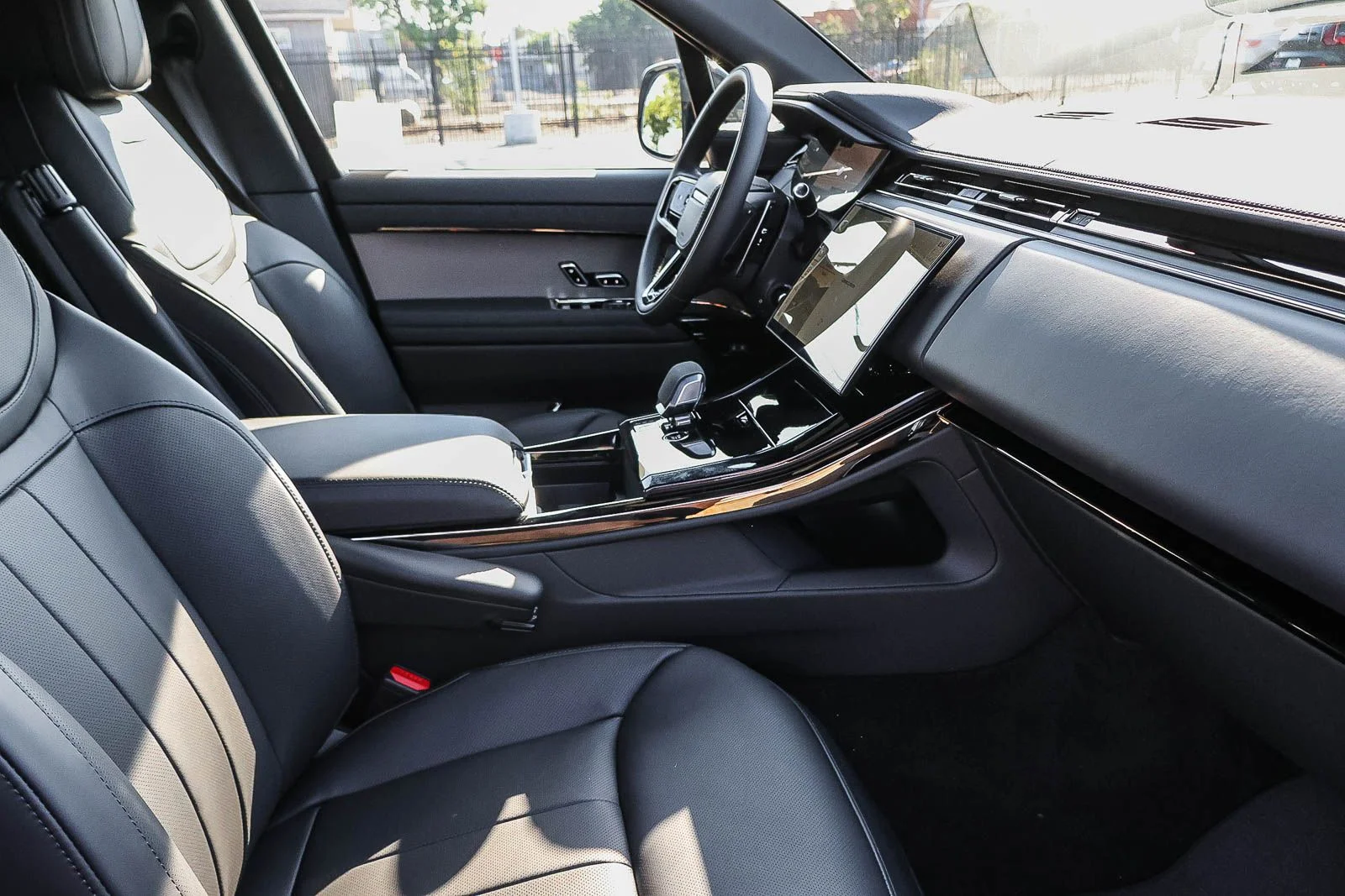New 2026 Santorini Black Land Rover Dynamic SE image 17