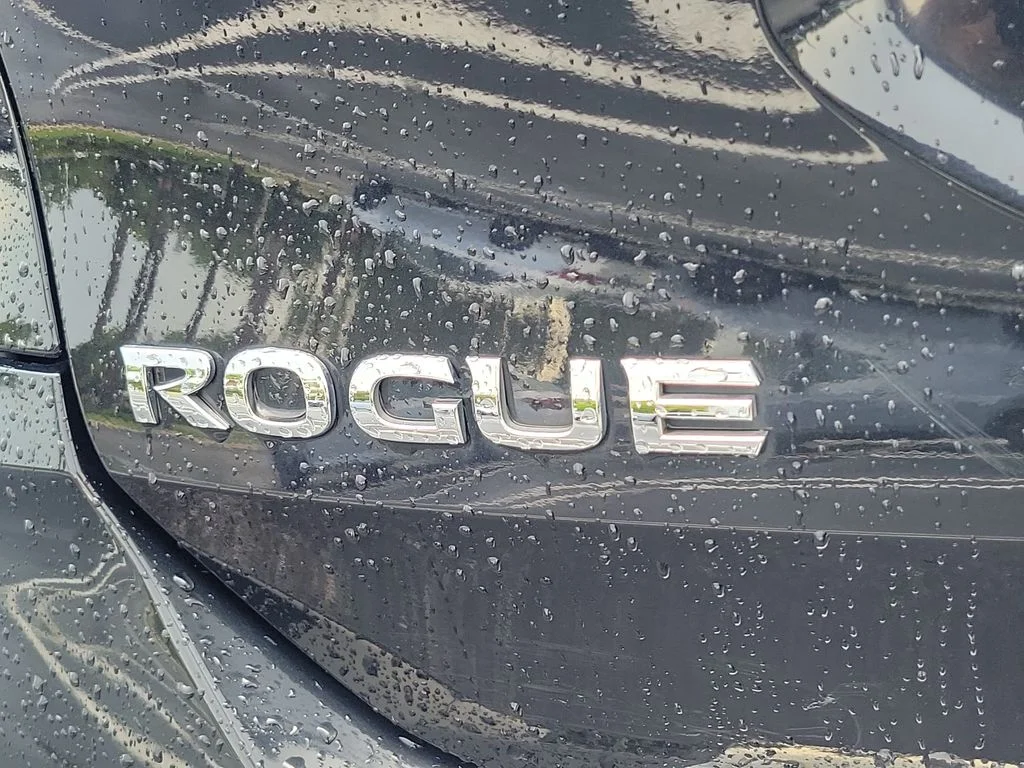 Used 2019 Black Nissan S image 9