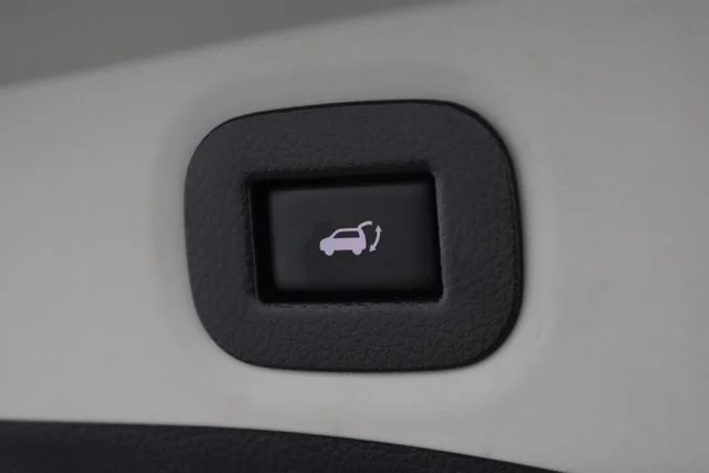 Used 2016 Silver Nissan SL image 15