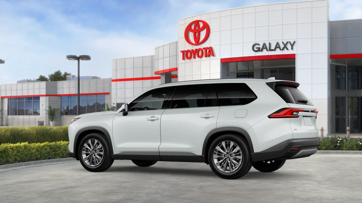 New 2026 Wind Chill Pearl Toyota Platinum image 5