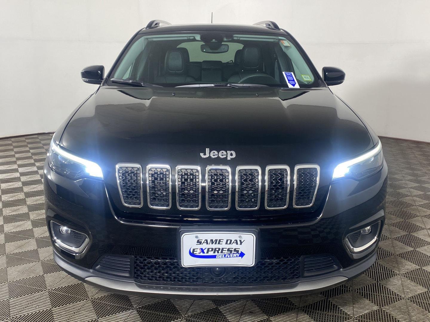 Used 2022 Diamond Black Crystal Pearlcoat Jeep Limited image 3