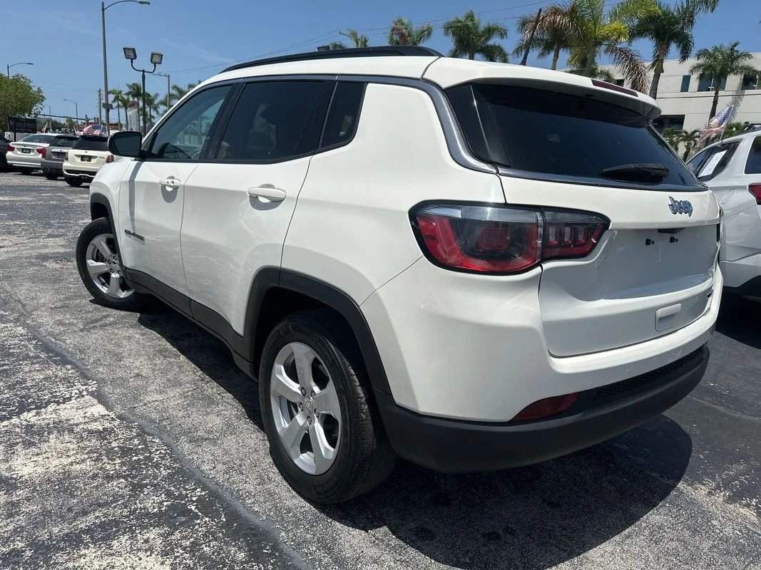 Used 2019  Jeep Latitude FWD image 4
