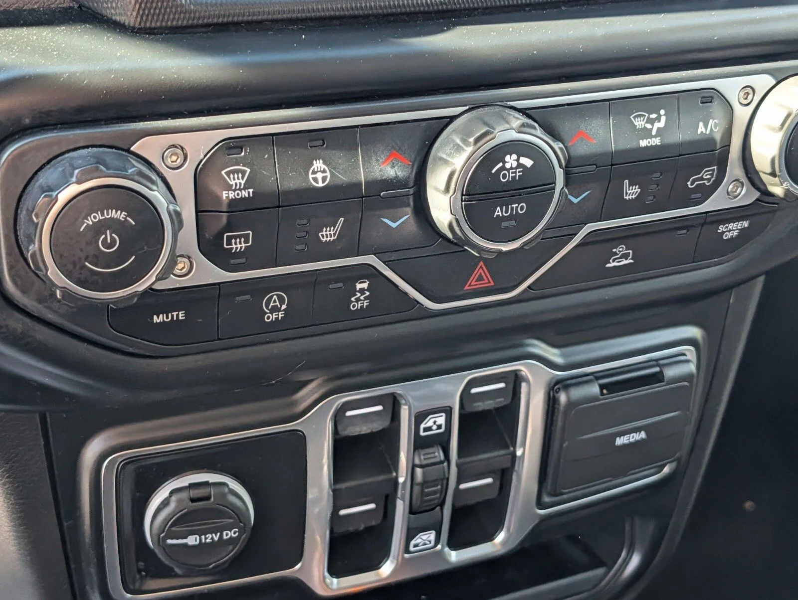 2022 Jeep Wrangler Unlimited Sahara - Photo 10