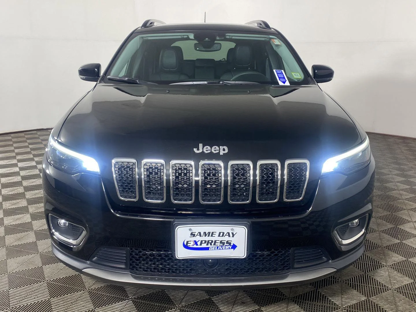 Used 2022 Diamond Black Crystal Pearlcoat Jeep Limited image 3