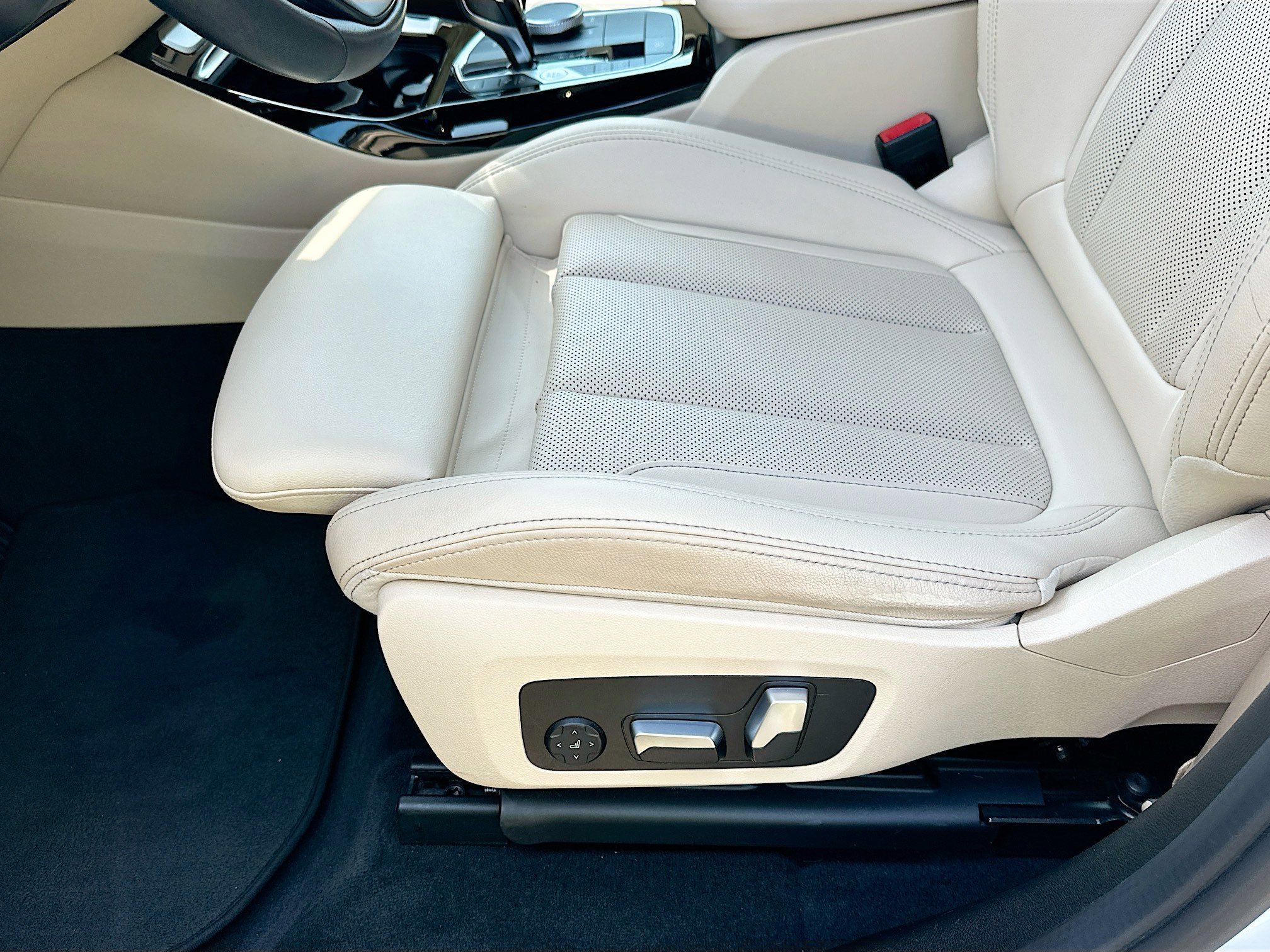 Used 2022 Alpine White BMW sDrive30i image 14