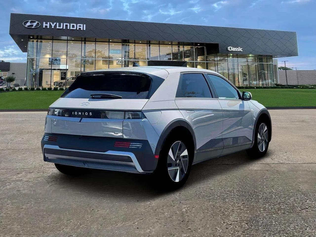 New 2025 Cyber Gray Hyundai SE image 7