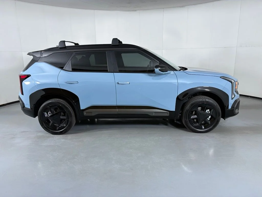 New 2027 Frost Blue / Black Roof Kia X-Line S image 9