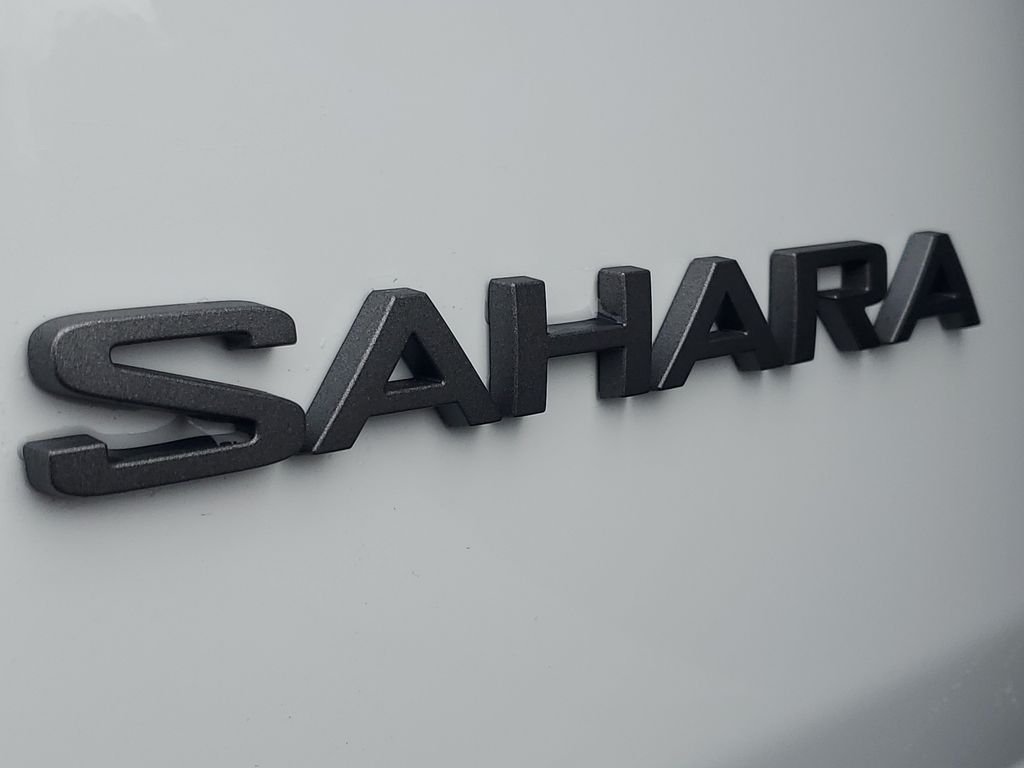 New 2026 Bright White Clear-Coat Exterior Paint Jeep Sahara image 9