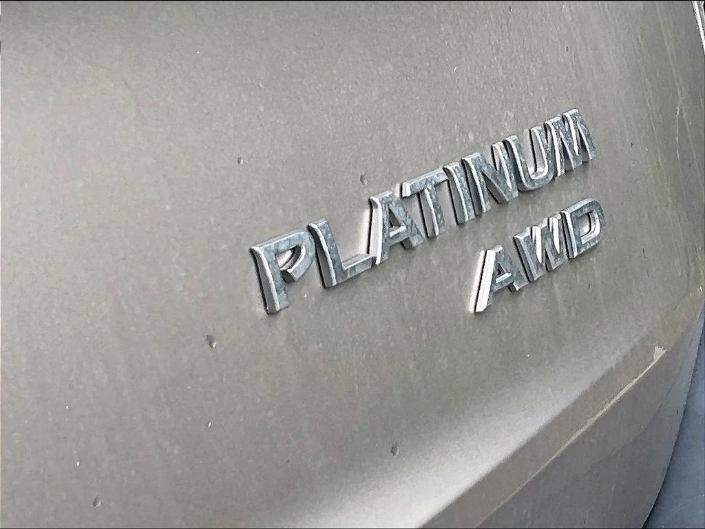 Used 2022 Gold Nissan Platinum image 28