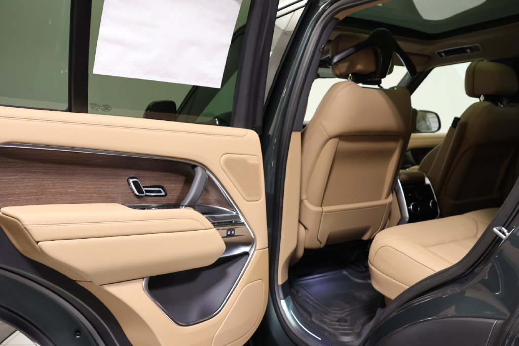 New 2027 Belgravia Green LAND ROVER SE image 33
