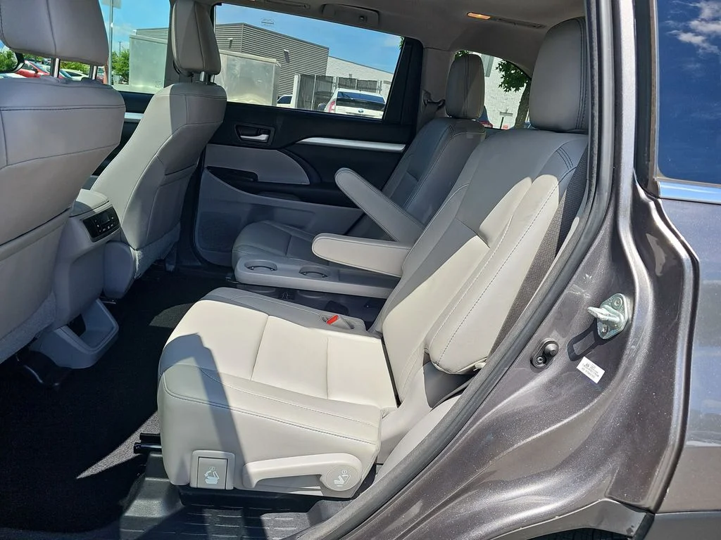 Used 2018 Gray Toyota XLE image 14