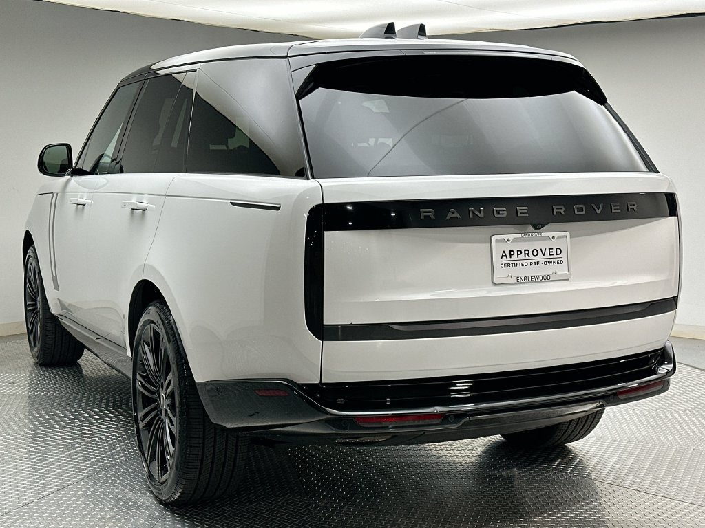 Used 2025  Land Rover SE image 11