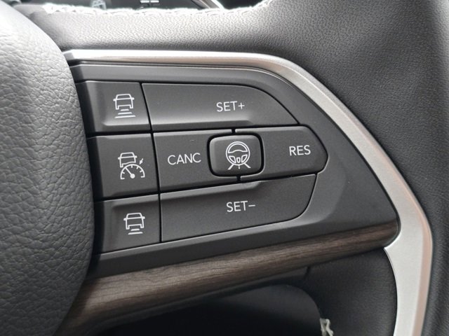 New 2026 Diamond Black Crystal Pearl-Coat Exterior Paint Jeep Laredo Altitude image 20