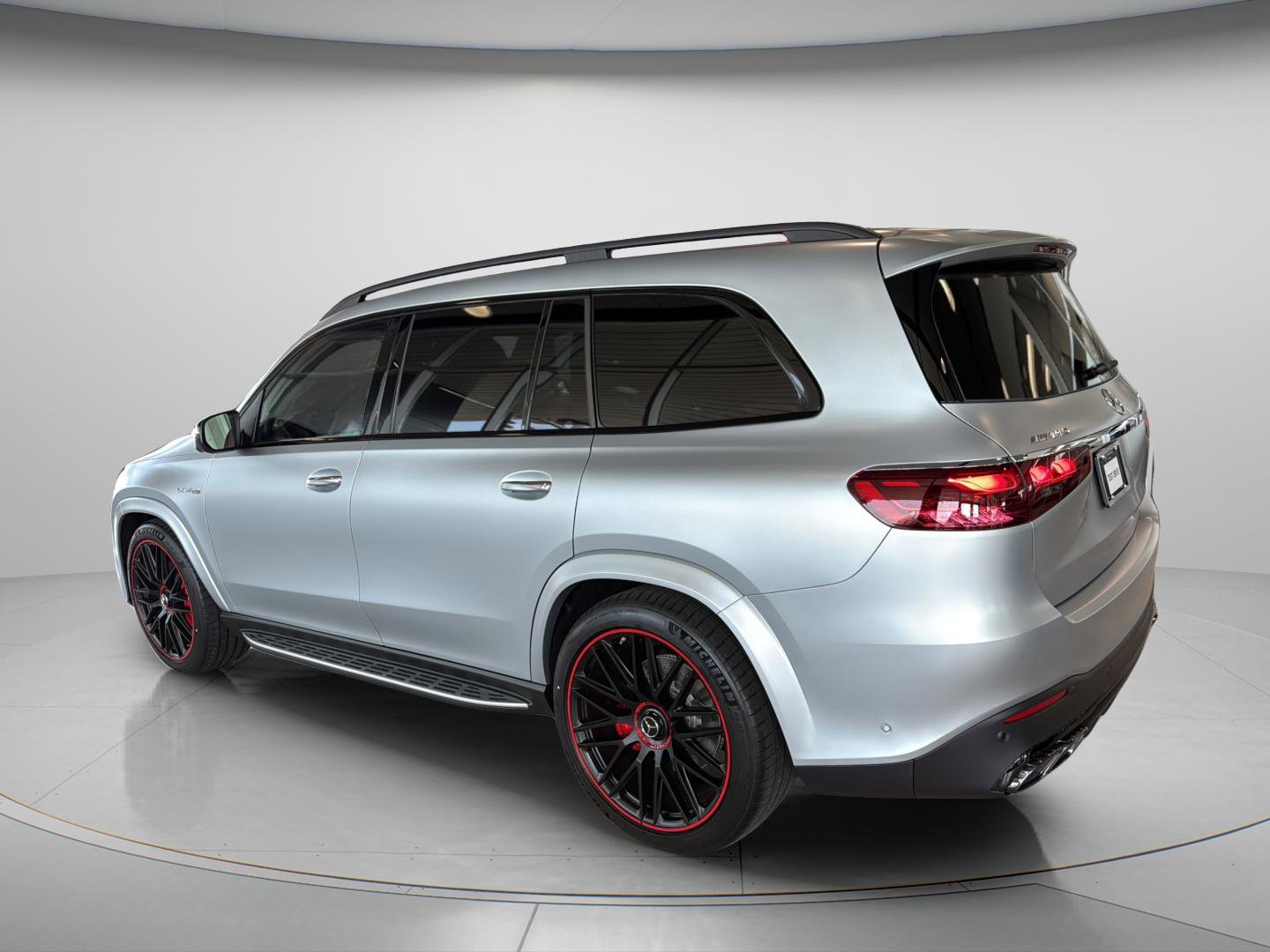 New 2026 MANUFAKTUR Signature Cirrus Silver Magno Mercedes-Benz AMG® GLS 63 image 3