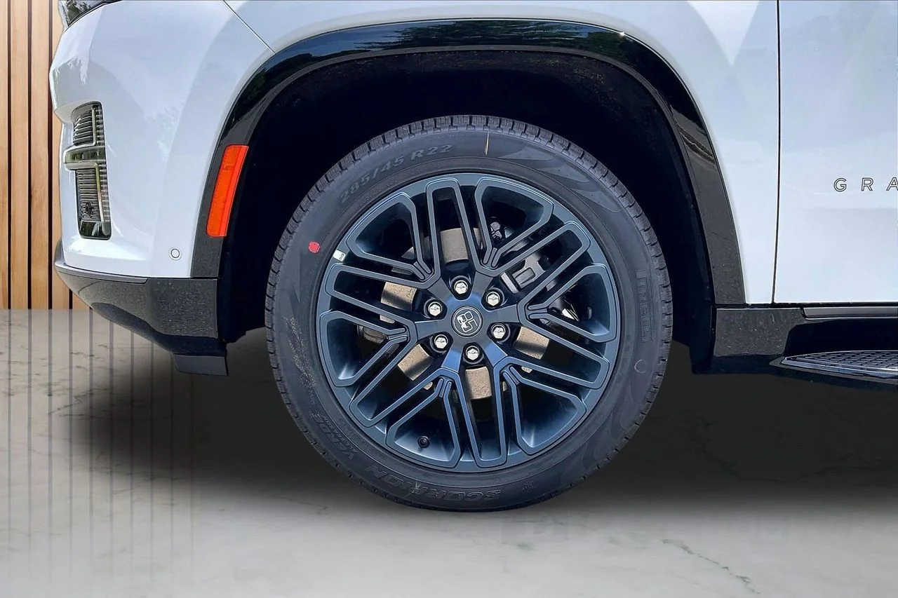 New 2026 Bright White Clear-Coat Exterior Paint Jeep  image 35