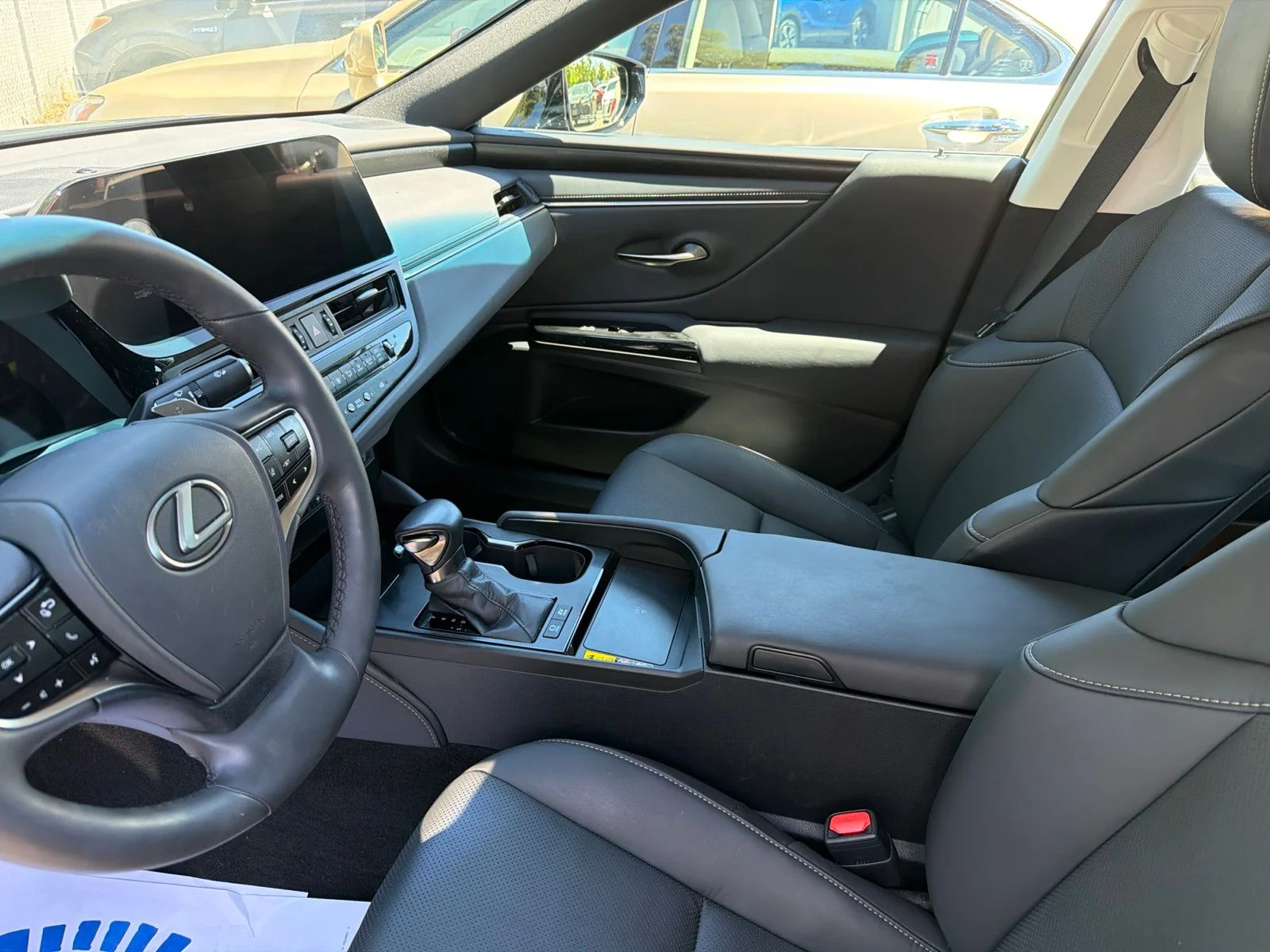 Used 2023 Mica Lexus 300h image 5