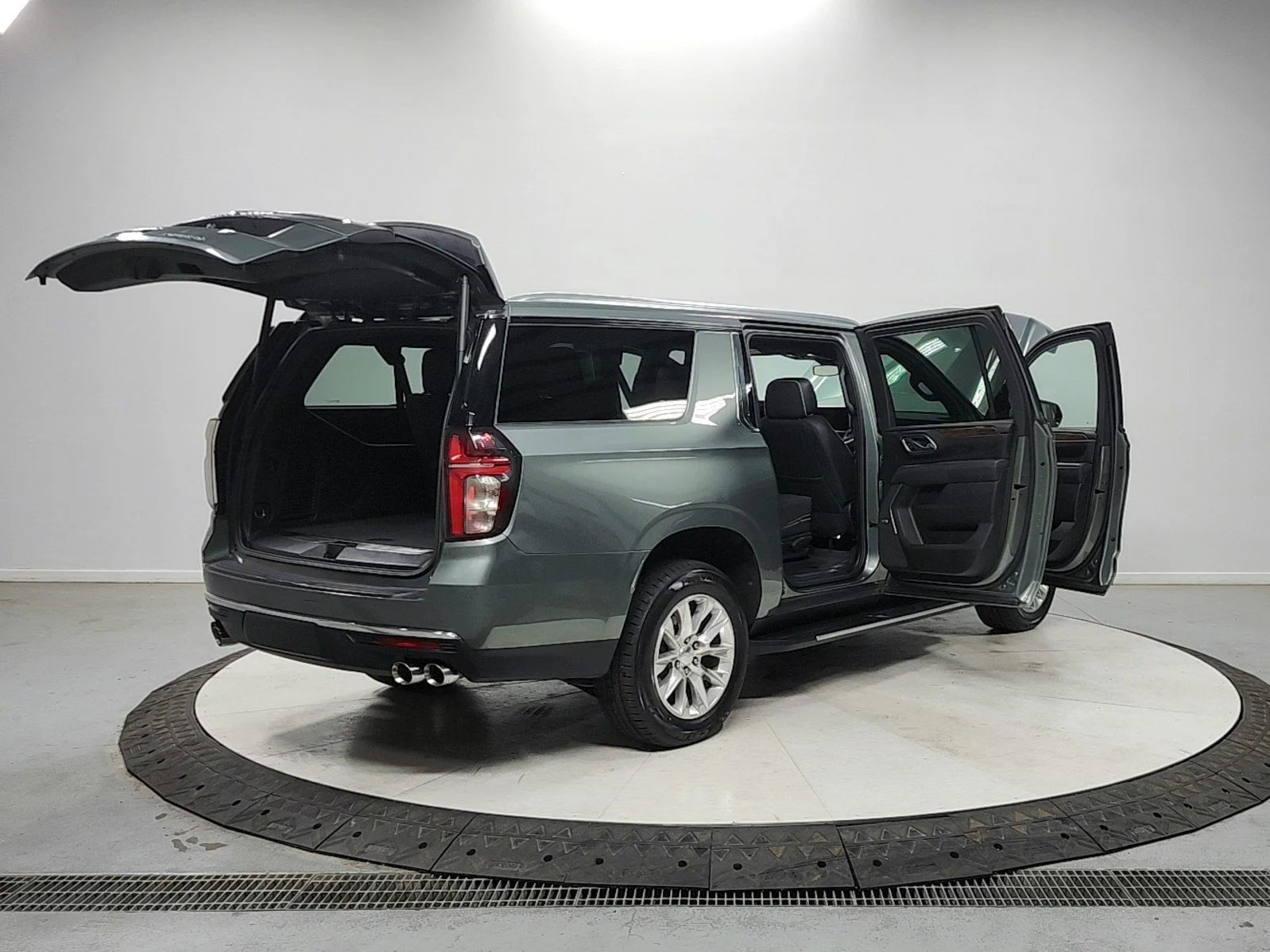 Used 2023 Silver Sage Metallic Chevrolet Premier image 15