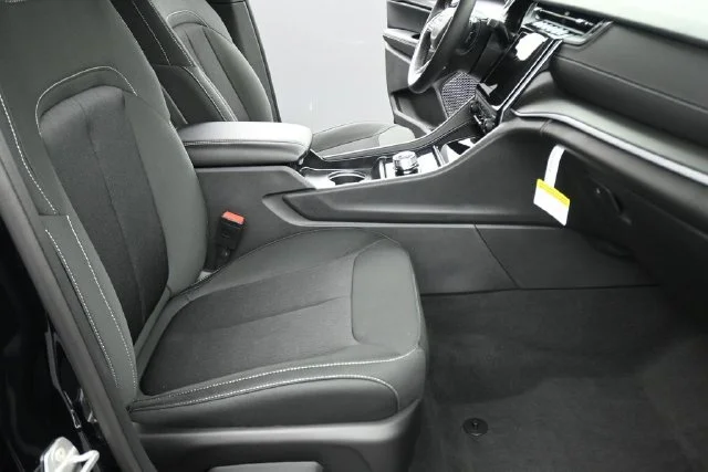 New 2026 Diamond Black Crystal Pearl-Coat Exterior Paint Jeep Laredo X image 21