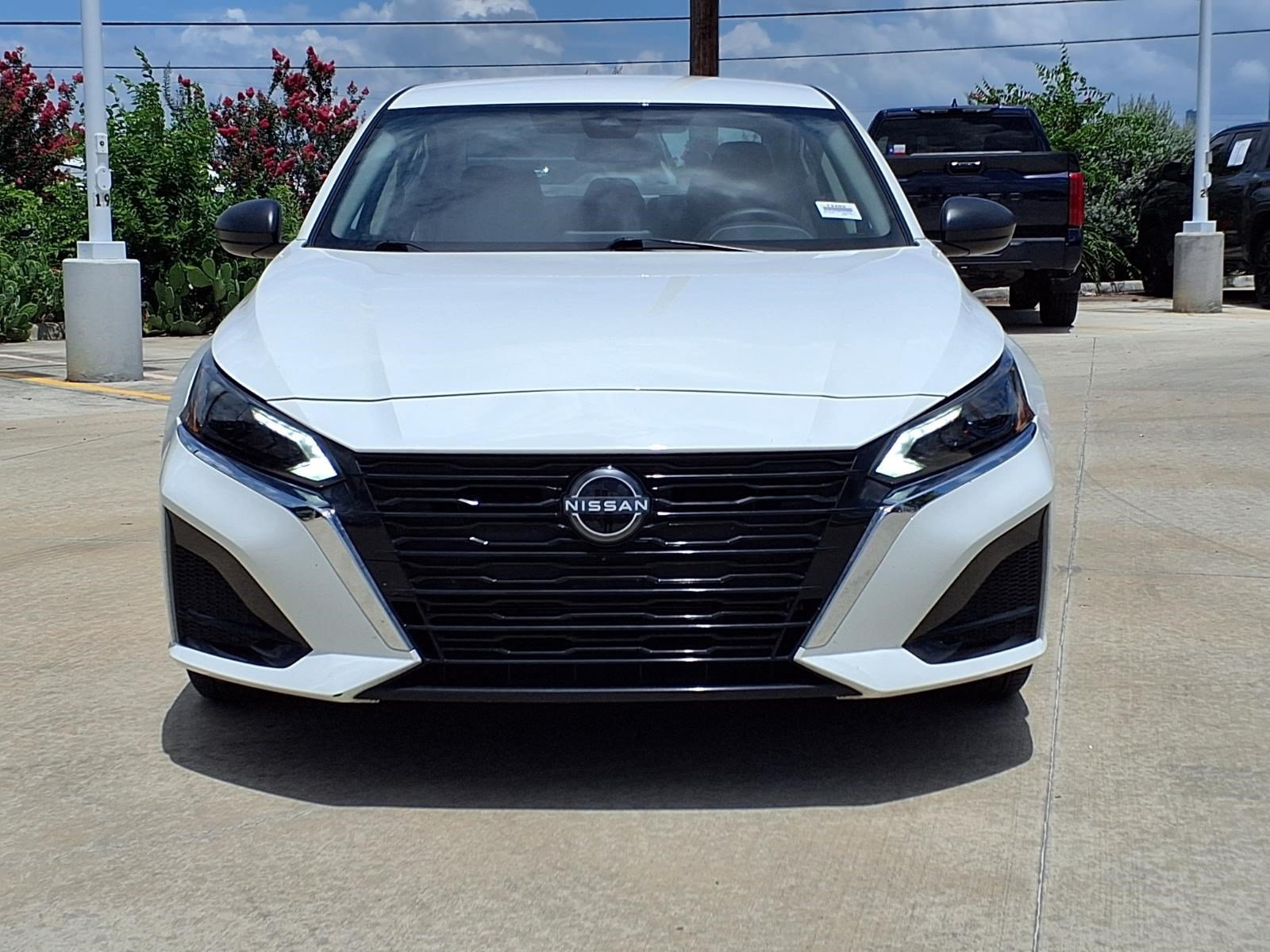 Used 2025 Glacier White Nissan SV image 2