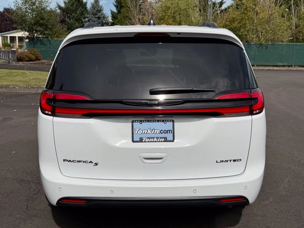 Used 2025 Bright White Clearcoat Chrysler Limited image 7
