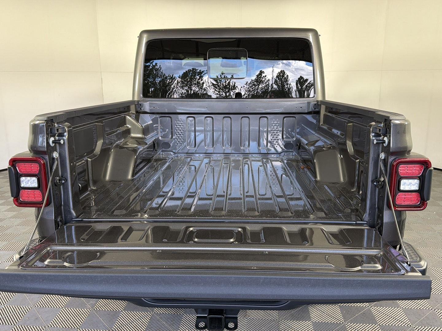 New 2026 Granite Crystal Metallic Clear-Coat Exterior Paint Jeep Mojave image 7