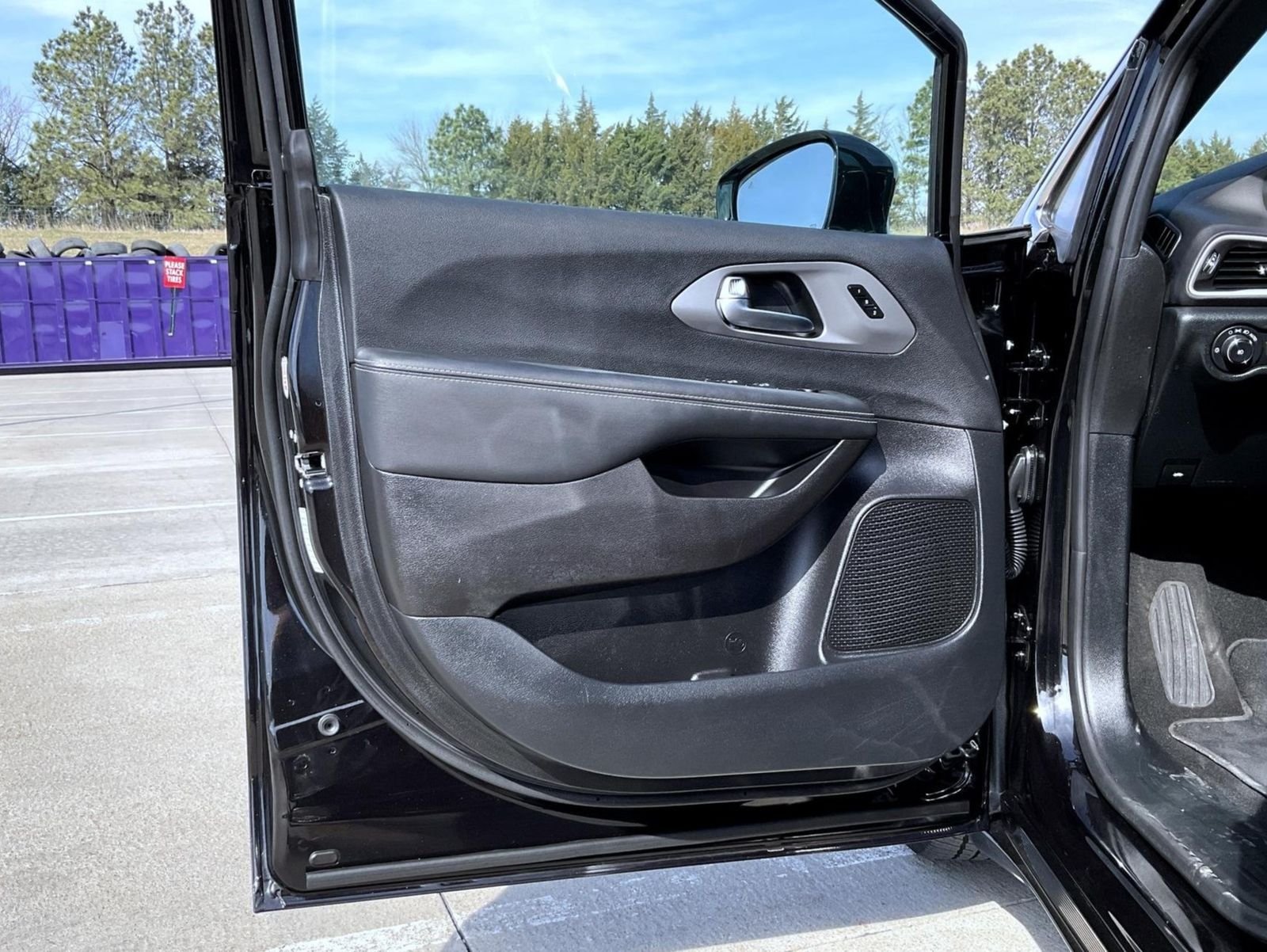 Used 2025 Black Chrysler Select image 9