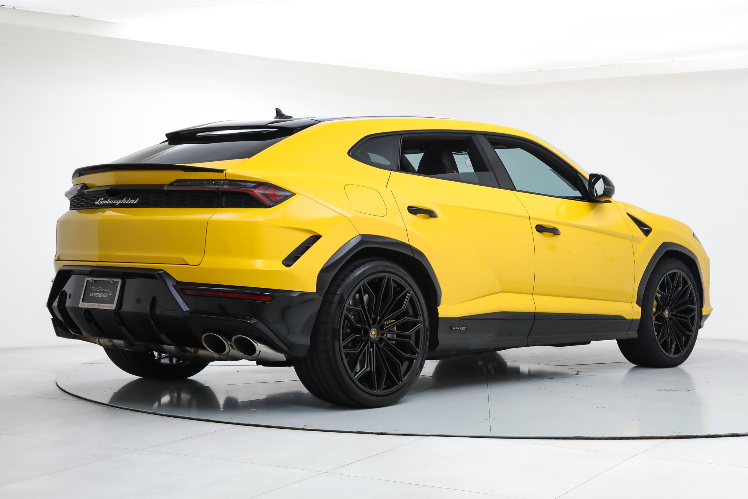 Used 2025 Yellow Lamborghini SE image 5