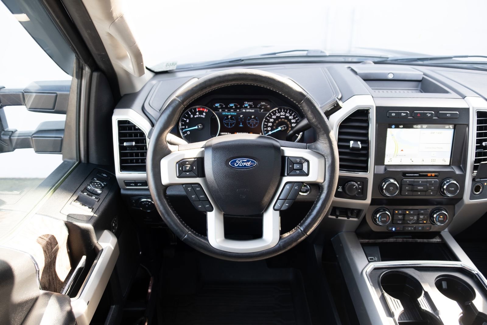 Used 2019  Ford Lariat image 2