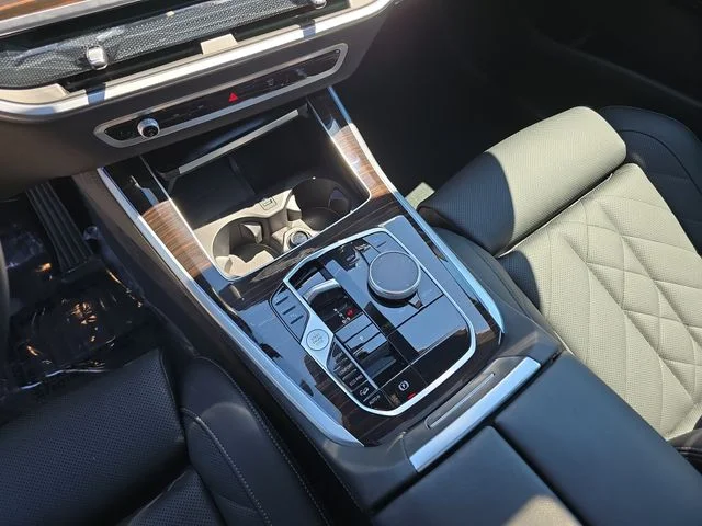 Used 2024 White BMW xDrive40i image 28