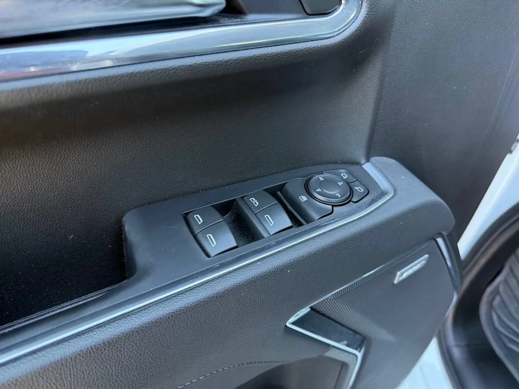 Used 2025 Summit White Chevrolet RST image 32