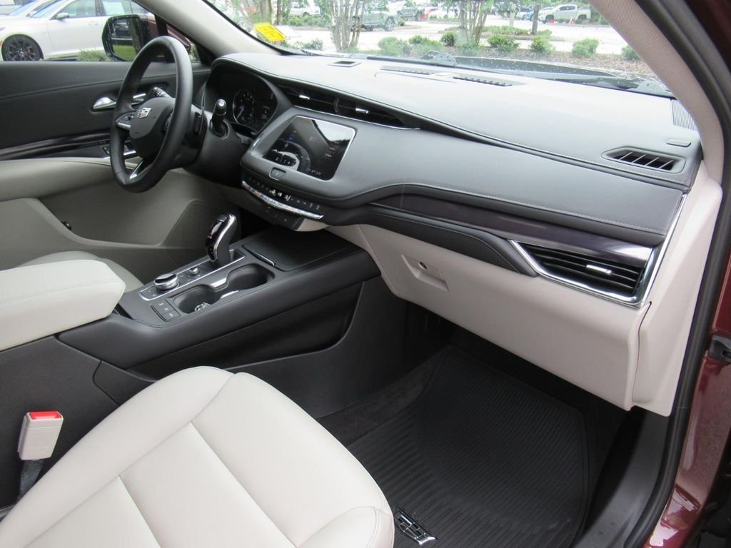 Used 2023  Cadillac Luxury image 11