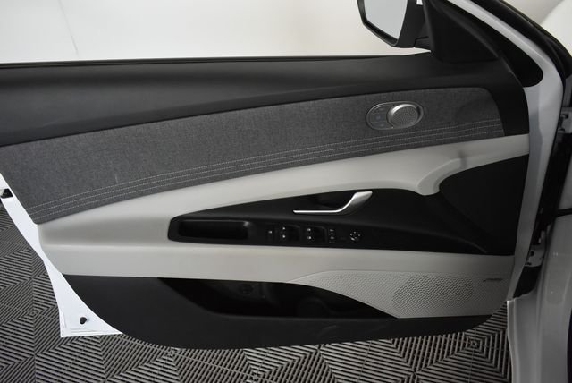 2025 Hyundai Elantra Limited - Photo 25