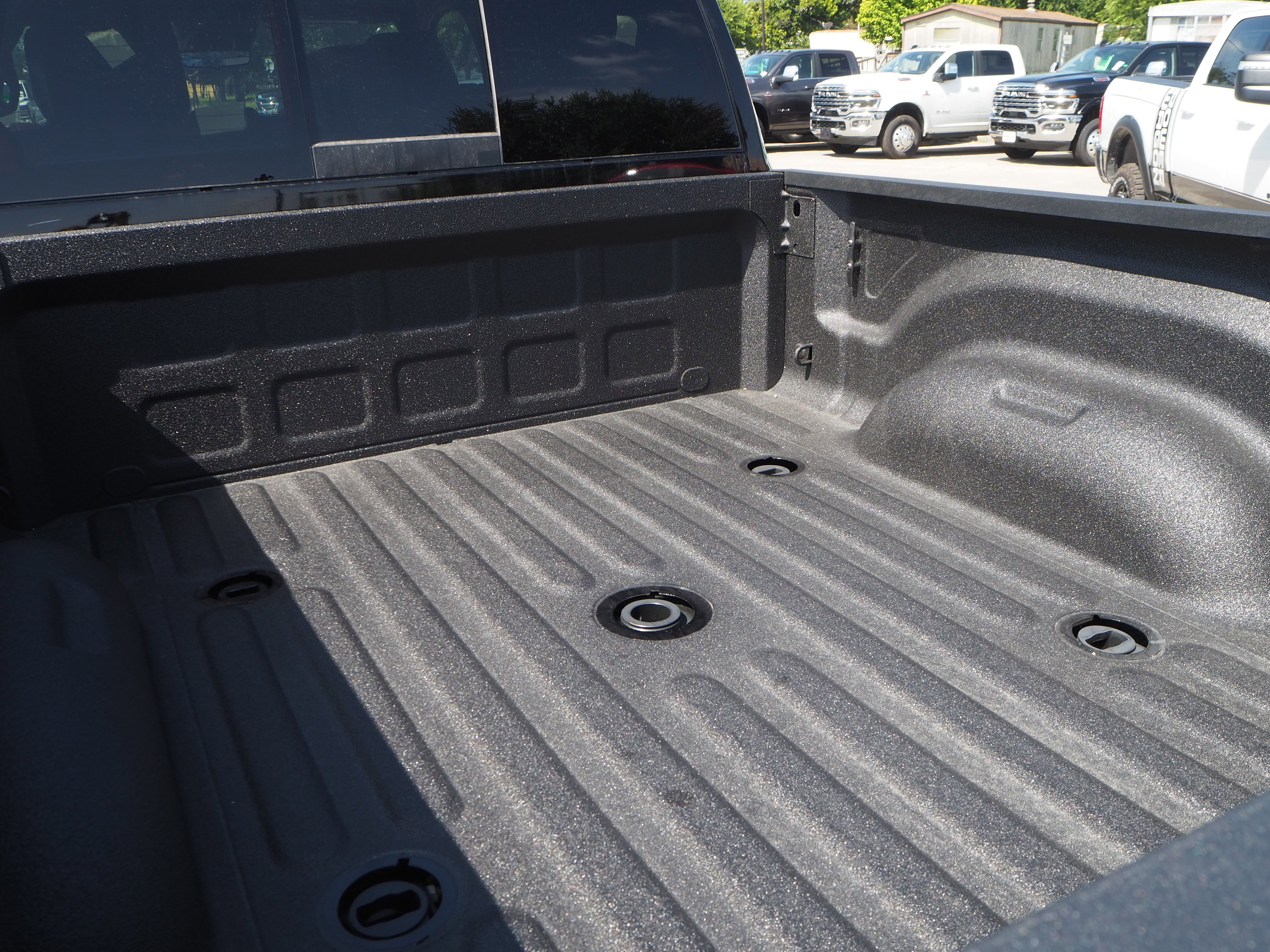 New 2025 Diamond Black Crystal Pearl-Coat Exterior Paint RAM Limited image 9