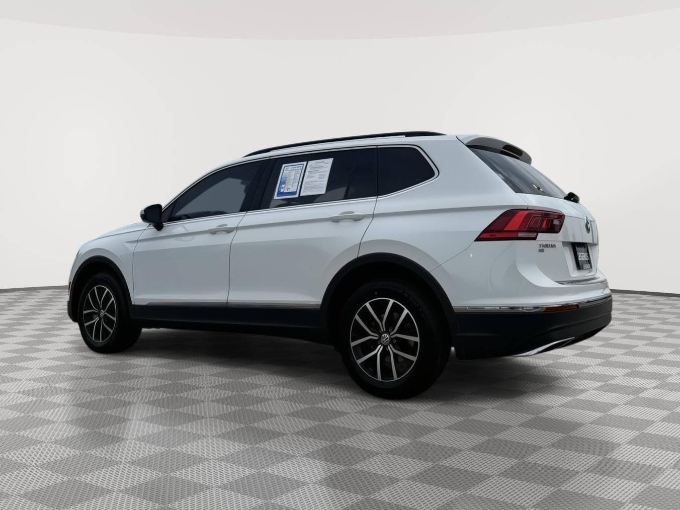 Used 2021 Pure White Volkswagen SE image 4