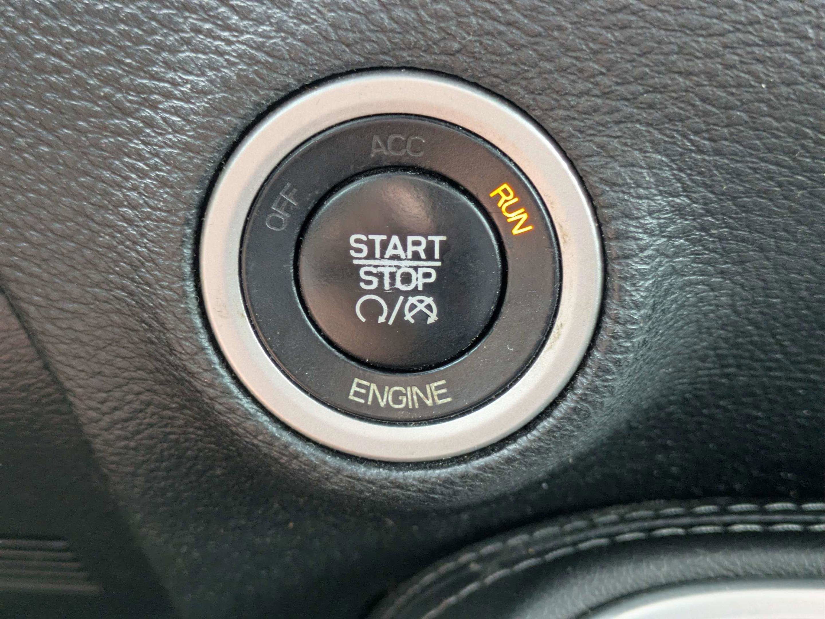 Used 2015 Bright White Clearcoat Dodge SXT image 27