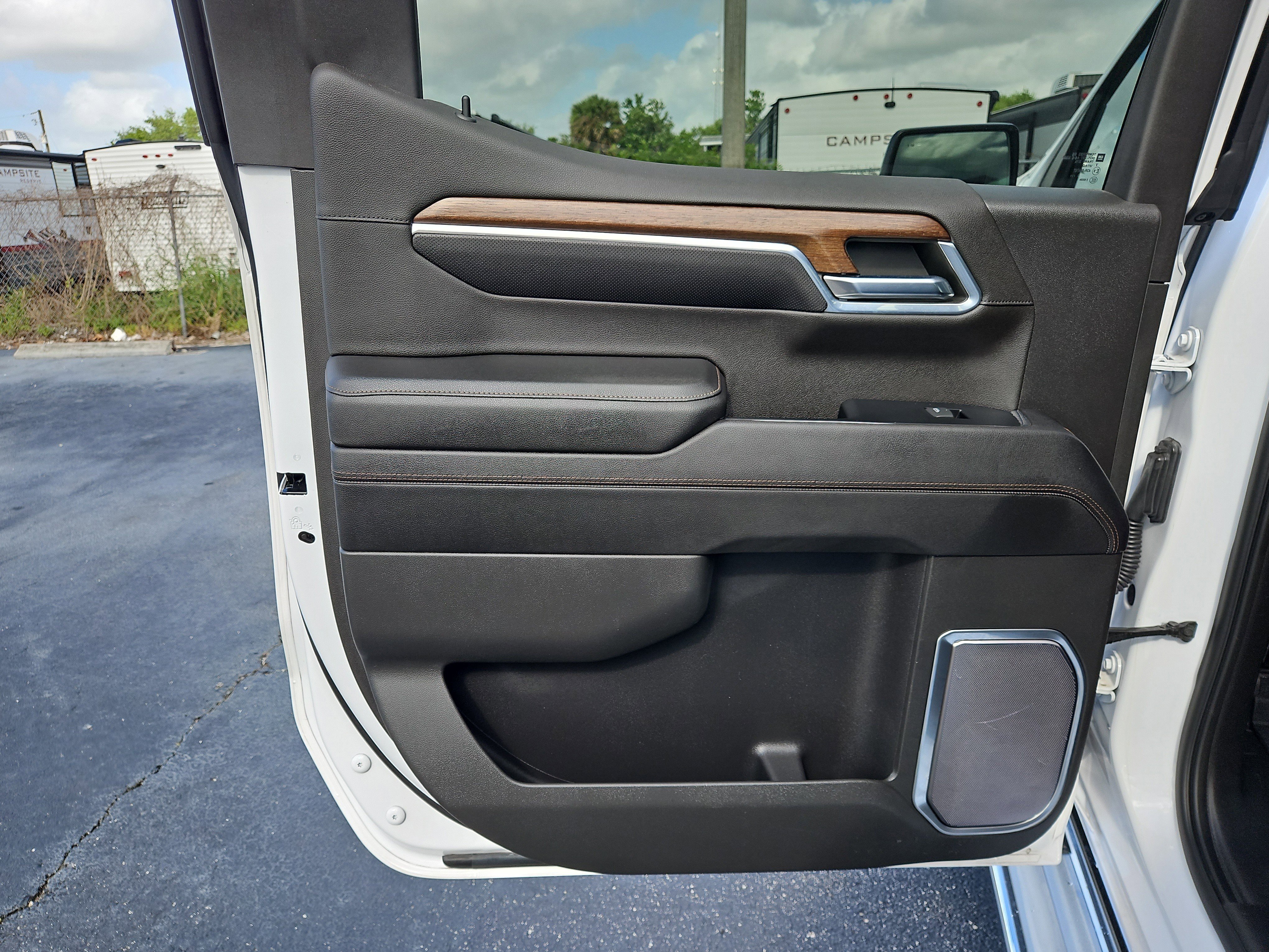 Used 2023 Iridescent Pearl Tricoat Chevrolet High Country image 15