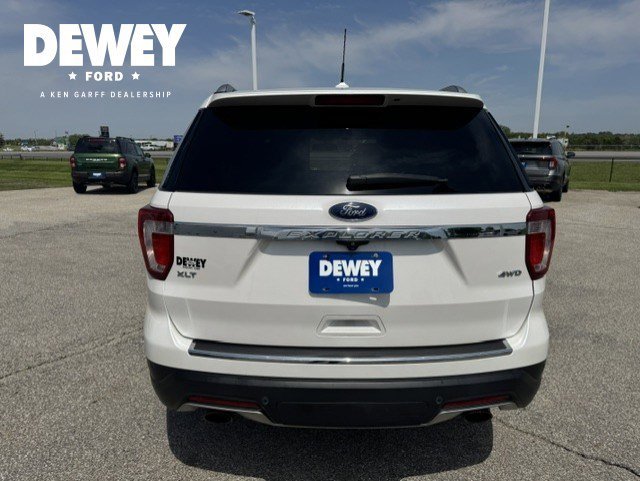 Used 2018 White Platinum Clearcoat Metallic Ford XLT image 6