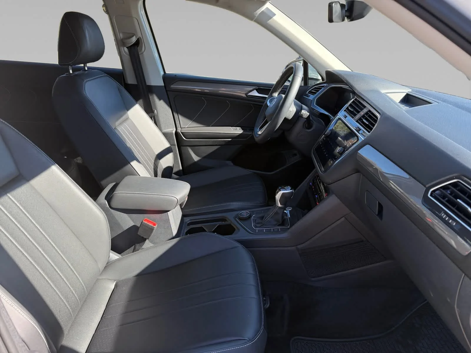 Used 2024 Pure White Volkswagen SE image 11
